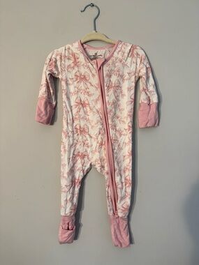 Caden Lane’s bamboo Pink Bow-Print Baby Footed One-Piece 0-3m girly summer soft